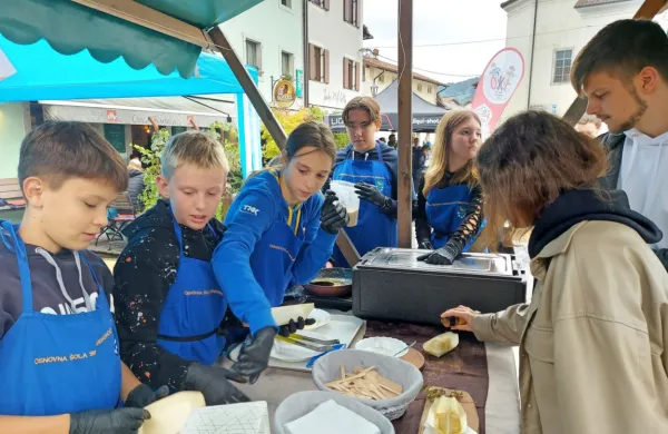 Kobariški osnovnošolci bodo iztržek od štrukljev namenili za 
valeto prihodnje leto. 