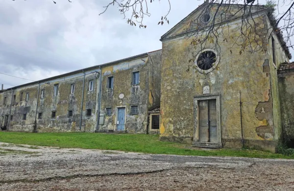 Na območju  Kroga so  stavbe  nekdanjega benediktinskega samostana z osrednjim  dvoriščem ter okoliškimi kmetijskimi površinami.