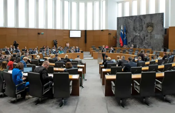 DZ imenoval Sajovica za obrambnega ministra in Logaja za &scaron;olskega
