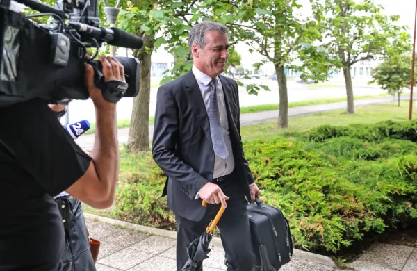Sergej Racman  je z  odvetniki predlagal  sodišču,  da mu  vrne  
varščino.    