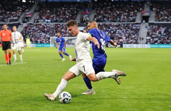 Martin Pečar (z žogo) se je v Franciji dobro kosal tudi z Enzom 
Millotom, ki igra v ligi prvakov za Stuttgart. Kako se bo s 
slovenskimi vrstniki odrezal v Avstriji?  