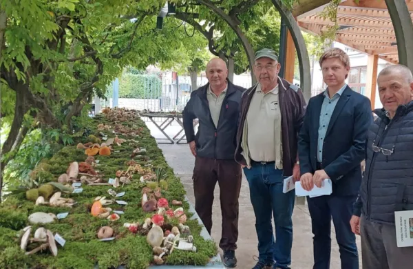 Člani Gobarskega društva Nova Gorica in vodja hotelov Lipa in Sabotin na odprtju razstave  