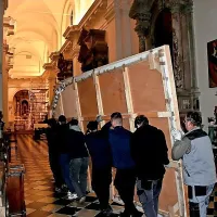 Slika v višino meri 414 centimetrov, v širino pa 251 centimetrov.

