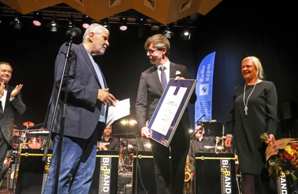 Borisu Cavazzi sta Ježkovo nagrado izročila predsednik programskega sveta RTV Goran Forbici in predsednica uprave Natalija 
Gorščak.
