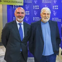 Ježkovemu nagrajencu Borisu Cavazzi (desno) je čestital tudi 
odgovorni urednik Radia Koper Janko Petrovec