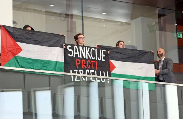 Ustavno sodi&scaron;če zavrglo zahtevo za oceno sklepa o priznanju Palestine