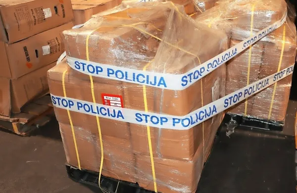 Cariniki so posumili, da  se  v  zabojniku, ki je  v  Koper  priplul  z ladjo iz Indonezije, skriva   nedovoljen  tovor.  