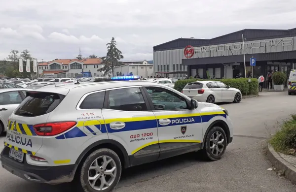 Včerajšnja dopoldanska izmena je koprsko podjetje zapuščala ob modrih lučeh in mimo vsaj  šestih policistov. 