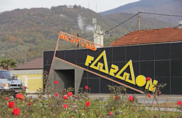 Po več  kot desetih  letih od  aretacij  zaradi  izkoriščanja  prostitutk  v  
razvpitem novogoriškem  nočnem  lokalu  Faraon  je   krivdo  priznala 
še   zadnja   od četverice obtoženih.  