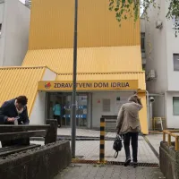 Vsi občani bodo še nekaj mesecev do družinskih zdravnikov  
dostopali v  nadomestni ambulanti s poprejšnjim telefonskim 
naročilom.