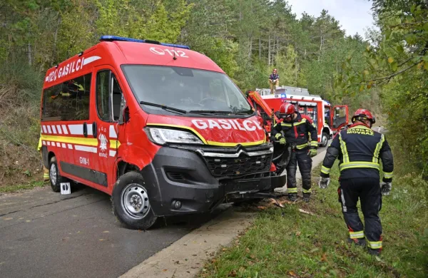  Pijani Nemec je nazadnje razbil komaj štiri leta star gasilski 
kombi.