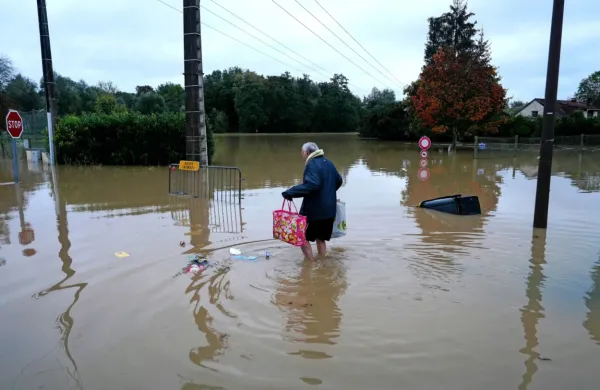 Neurje je prizadelo tudi kraje v bližini Pariza (na fotografiji je 
Pommeuse). 