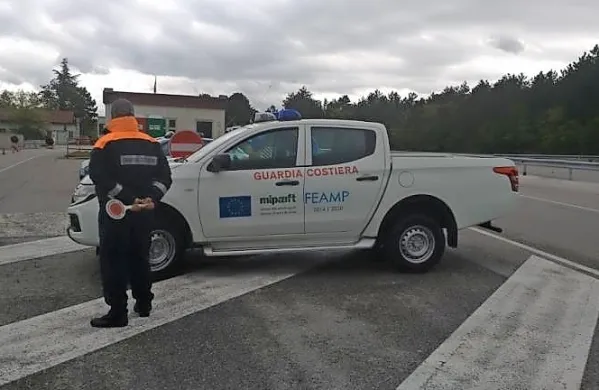 Na  območju  nekdanjega  mejnega  prehoda so  ustavili  vozilo,  s  
katerim  je  tihotapec    proti  jugu Italije nameraval  odpeljati    skoraj  
300  kilogramov  morskih  ježkov. 