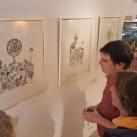 Zelenkov vnuk Marko je obiskovalcem predstavil tudi grafike 
svojega dedka Karla Zelenka,  ki izrisuje prizore iz urbanega 
življenja s poudarkom na pripovedih ter s svojimi deli  opozarja na 
probleme odtujenosti v današnjem času.  