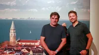 Z otvoritve na Ljubljanskem gradu: Jaka Ivančič (desno) in kurator razstave Slovenija - simfonija razgledov Arne Hodalič