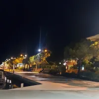 Ko  so  ženske 19-letnika  zavrnile  in  poskušale  odgnati,  jih  je  začel   otipavati.    