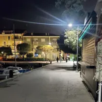 Ženske je nadlegoval 19-letni tujec: nagovarjal jih je k seksu, ko so ga zavrnile, pa jih je otipaval po intimnih delih telesa