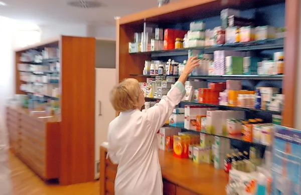 Izdaja zdravil na recept oziroma prodaja na sploh mora biti 
nesporna ne glede na prepričanje zaposlenega in etične dileme; 
lekarna mora zagotoviti drugega farmacevta, ki bo oskrbel 
pacienta, če ne gre drugače. 