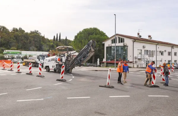 V obrtni coni v Luciji so se včeraj začele priprave na gradnjo 
krožišča. 