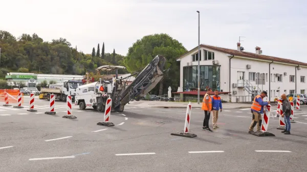 V obrtni coni v Luciji so se včeraj začele priprave na gradnjo 
krožišča. 