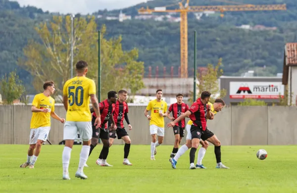 Nogometaši Primorja (v rdeče črnih dresih) si želijo proti Radomljanom  nadgraditi zmago nad Bravom.  