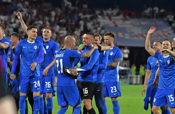Slovenski nogometa&scaron;i z golom Jana Mlakarja zmagali v Kazahstanu