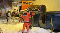 Gasilci na vaji gašenja požara in reševanja ponesrečenih po trku 
vozila v tovornjak z vnetljivimi snovmi.
