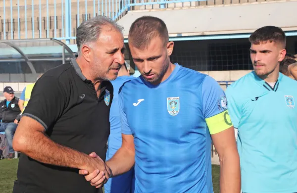 Vlado Badžim (levo) je lahko po tekmi v Šenčurju čestital 
Aleksandru Gavriću, ki je dosegel zmagoviti gol za Izolane.  