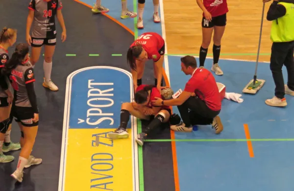 Nena Černigoj je dvoboj s Čehinjami končala z zlomljeno podlahtnico leve roke.