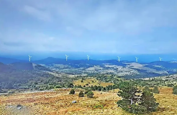Pogled na predvidene vetrne elektrarne iz vzhodne smeri.