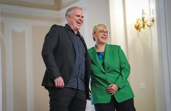 Miha Deželak, obraz dobrodelne akcije poslušalcev Radia 1 
Deželak junak in predsednica republike Nataša Pirc Musar