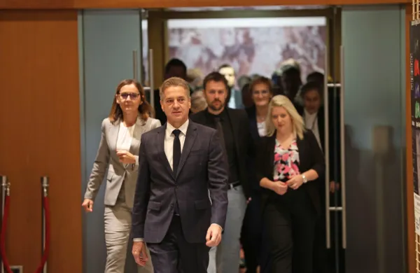  Koalicijski partnerji ob kazenski ovadbi zoper premierja Roberta Goloba poudarjajo, da morajo zdaj pristojni organi opraviti svoje delo.