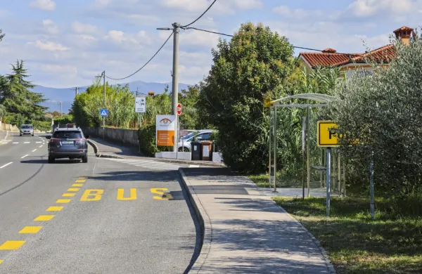 V Pobegih trčila tri vozila, v Izoli pa tri kolesarke