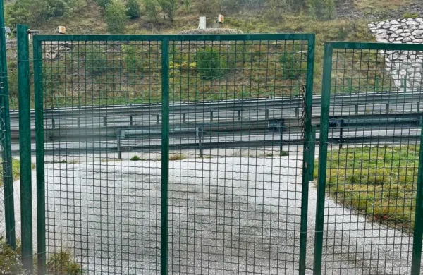 Na vseh dovozih  so  vrata, sam dostop na cesto pa preprečuje 
odbojna ograja. Za odpiranje vrat naj bi razdelili ključe, ograjo pa 
naj bi  v prihodnjih dneh odstranili.