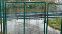 Na vseh dovozih  so  vrata, sam dostop na cesto pa preprečuje 
odbojna ograja. Za odpiranje vrat naj bi razdelili ključe, ograjo pa 
naj bi  v prihodnjih dneh odstranili.