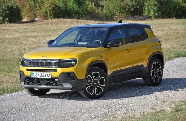 Najmanjši Jeep se kupcem predstavi tudi s hibridnim pogonom, kjer tretjino vožnje po mestu lahko opravi 
na elektriko.

