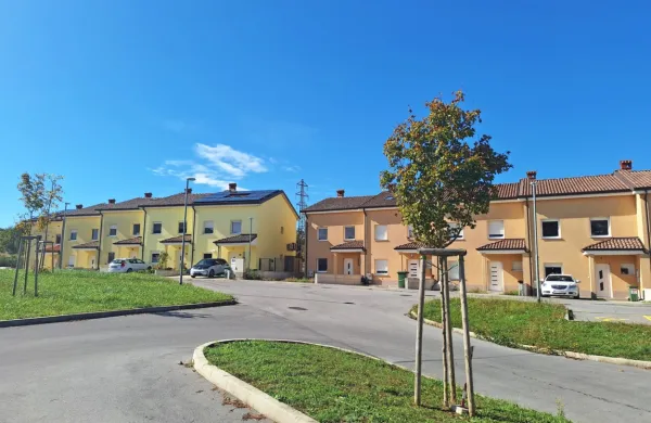 Stanovalcem novih hiš v Kraški ulici, na robu Divače, življenje 
grenijo prehitri vozniki.