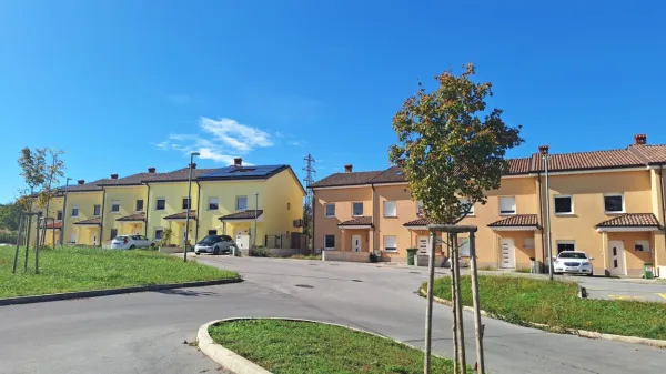 Stanovalcem novih hiš v Kraški ulici, na robu Divače, življenje 
grenijo prehitri vozniki.