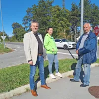 Jonatan Vinkler, Ika Kropivšek in Milenko Malinovič (z leve) ob 
cesti, polni prehitrih voznikov, ki ogrožajo varnost ljudi 