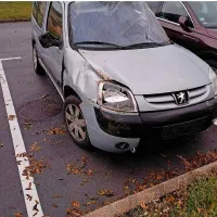 Avtomobil, ki se je lani zaradi prevelike hitrosti zakotalil s ceste, 
priletel na parkirišče Kraške ulice in skorajda ogrozil življenje 
otroka. 