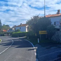 Stanovalcem novih hi&scaron; na robu Divače življenje grenijo prehitri vozniki