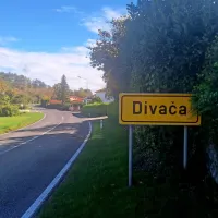 Stanovalcem novih hi&scaron; na robu Divače življenje grenijo prehitri vozniki