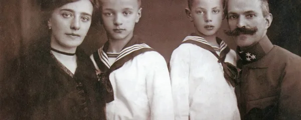 Marija in Rudolf Maister s sinovoma Hrvojem in Borutom. Fotografija je iz knjige Rudolf Maister, general in pesnik avtorja dr. 
Bruna Hartmana.