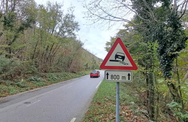 Na  Banjški planoti,  kjer  so  ceste  ozke,  vozišče  pa je  ponekod poškodovano,    sta  se letos  zgodili že dve  
tragični prometni  nesreči. V   prvi  je  umrl  kolesar,  v  drugi  pa včeraj  voznik  terenca. 