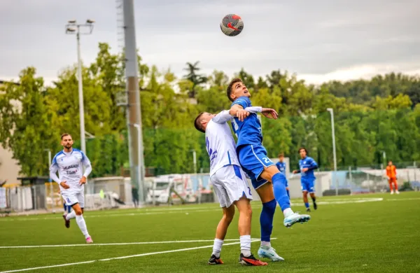   Novogoričani (v modrih dresih) se z umetne trave v športnem 
parku selijo na glavno igrišče. 