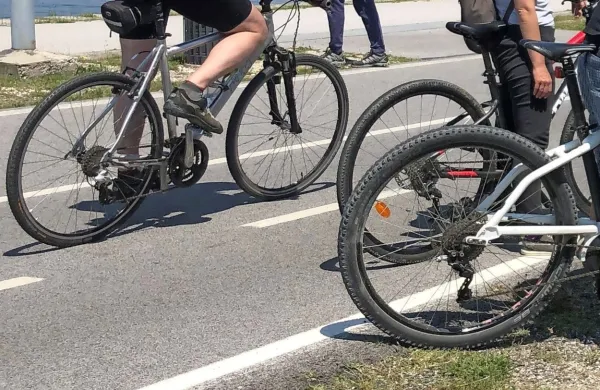 Na obalni kolesarski  poti  so    z  električnimi kolesi  trčile  tri  
ženske.  