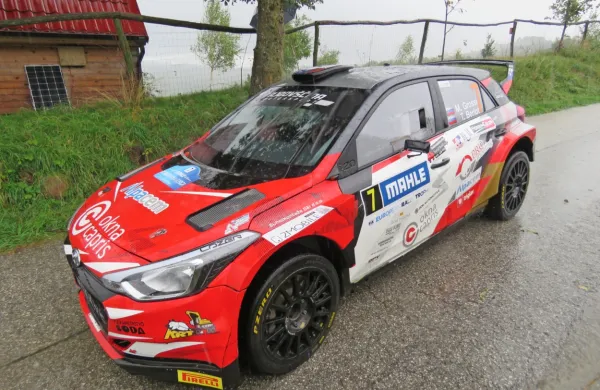 Marko Grossi (na fotografiji v akciji na reliju v Novi Gorici) je bil na 
vseh letošnjih dirkah za državno prvenstvo  za Rokom Turkom, 
dobil pa je današnji reli Soča.