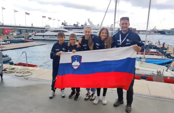 Val Grbec, Mihael Zobec, Lara Aurora Hummel, Zoja Ribarič in 
trener Matija Čok so zastopali slovenske barve na ekipnem 
evropskem prvenstvu za razred optimist v Monaku.