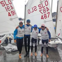 Mladi jadralci (z leve) Zoja Ribarič, Lara Aurora Hummel, Mihael 
Zobec in Val Grbec so na evropskem prvenstvu zasedli enajsto 
mesto.