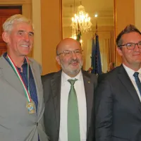 Vodja slovenskih košarkarjev Vincenc Butala, goriški prefekt 
Raffaele Ricciardi in novogoriški župan Samo Turel.